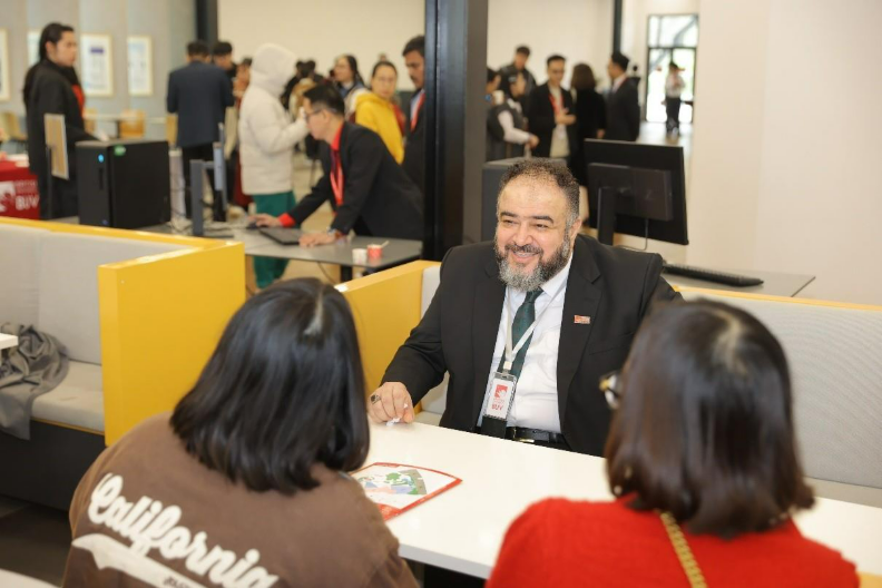 Vị Phó Giáo sư bỏ “xứ sở giàu nhất thế giới” sang Việt Nam bồi dưỡng tài năng công nghệ