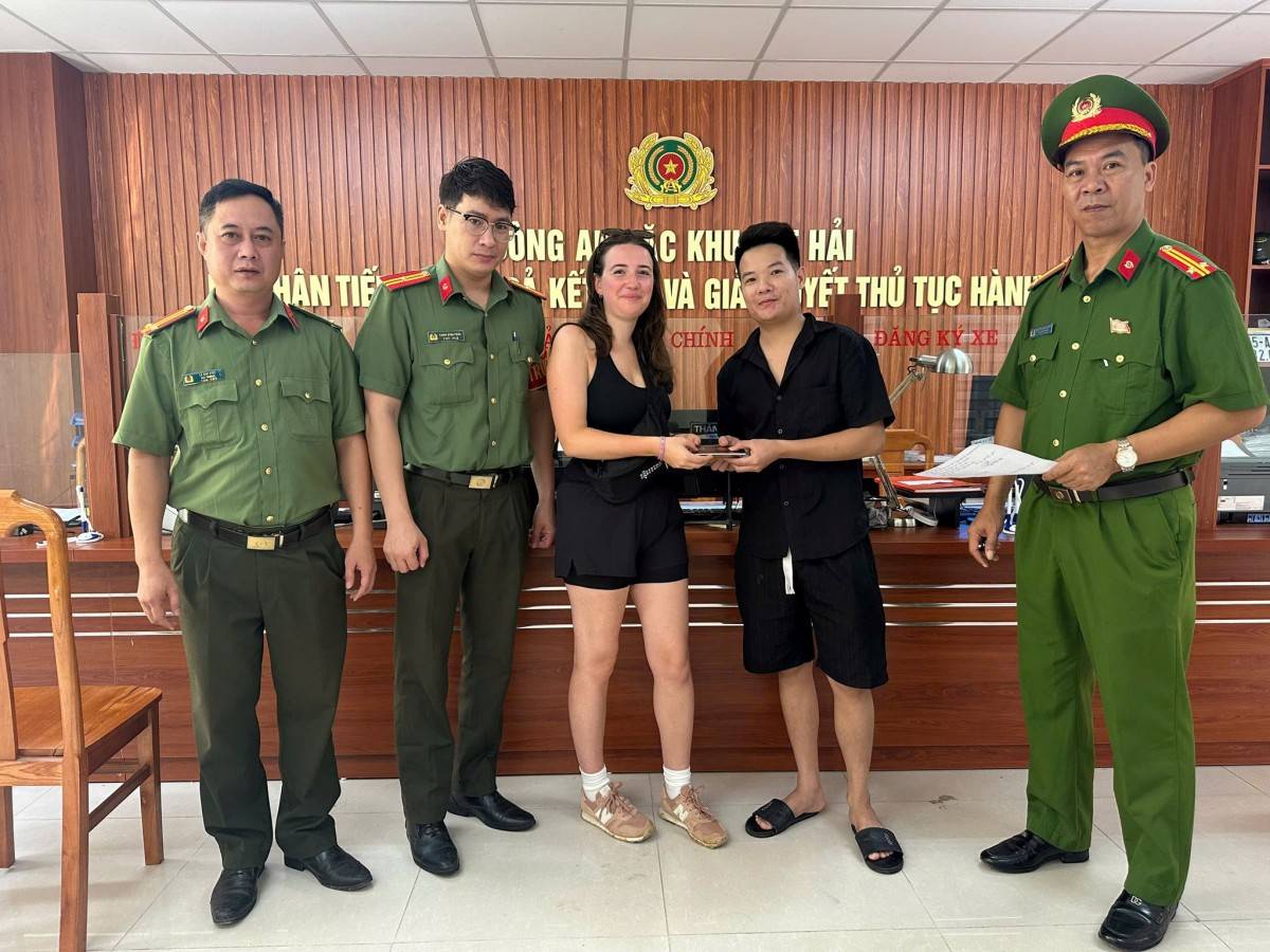 Du khách De Chauvigny De Blot, Blanche vui mừng nhận lại tài sản