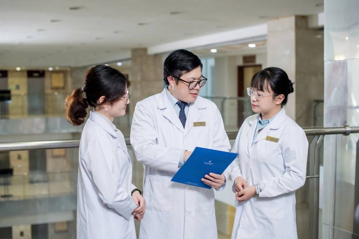 Dự án “Quản lý người bệnh dị ứng - miễn dịch” do PGS.TS.BS Nguyễn Văn Đĩnh (Giám đốc Trung tâm Dị ứng - Miễn dịch Lâm sàng Vinmec) dẫn dắt đã vượt qua hàng trăm sáng kiến để được vinh danh. Dự án “Quản lý người bệnh dị ứng - miễn dịch” do PGS.TS.BS Nguyễn Văn Đĩnh (Giám đốc Trung tâm Dị ứng - Miễn dịch Lâm sàng Vinmec) dẫn dắt đã vượt qua hàng trăm sáng kiến để được vinh danh.