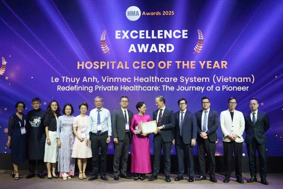 Chủ tịch Hệ thống Y tế Vinmec - Bà Lê Thúy Anh nhận giải thưởng “Nhà lãnh đạo y tế xuất sắc của năm” từ Ban tổ chức HMA 2025. Chủ tịch Hệ thống Y tế Vinmec - Bà Lê Thúy Anh nhận giải thưởng “Nhà lãnh đạo y tế xuất sắc của năm” từ Ban tổ chức HMA 2025.