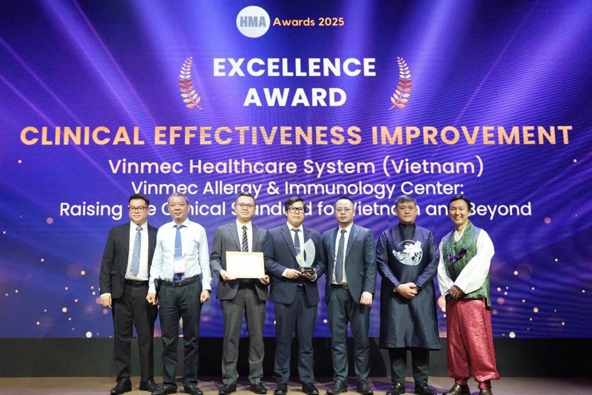 Đại diện Hệ thống Y tế Vinmec & Đại diện Trung tâm Dị ứng - Miễn dịch lâm sàng Vinmec Times City nhận giải thưởng “Nâng cao hiệu quả điều trị lâm sàng”. Đại diện Hệ thống Y tế Vinmec & Đại diện Trung tâm Dị ứng - Miễn dịch lâm sàng Vinmec Times City nhận giải thưởng “Nâng cao hiệu quả điều trị lâm sàng”.
