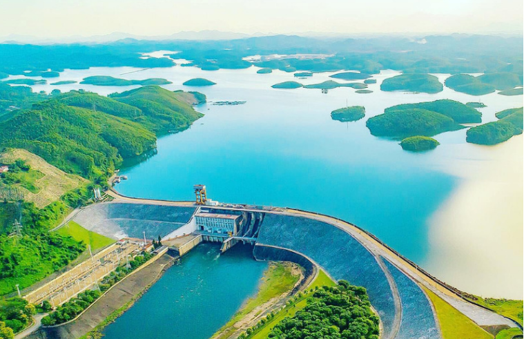 nhà máy thủy điện Thác Bà. Đây là nhà máy thủy điện đầu tiên hình thành ở khu vực phía Bắc