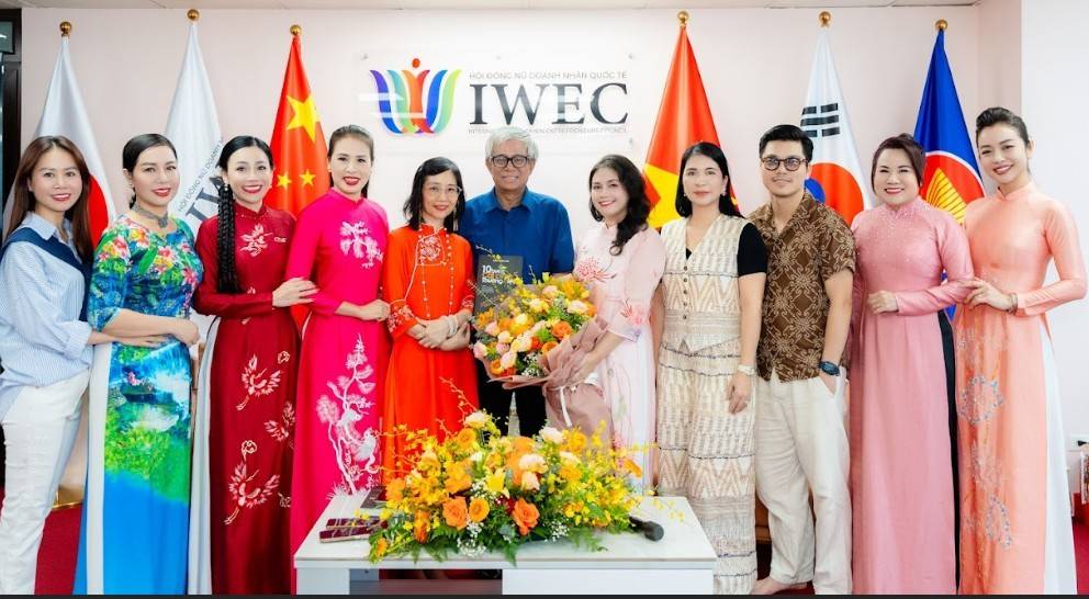 Chuyên gia Đặng Thanh Vân tại buổi chia sẻ về thương hiệu Việt trong kỷ nguyên AI với sự tham gia của nhiều doanh nghiệp và sự có mặt của Nguyên Thứ trưởng Bộ Ngoại giao, Đại sứ Phạm Quang Vinh.