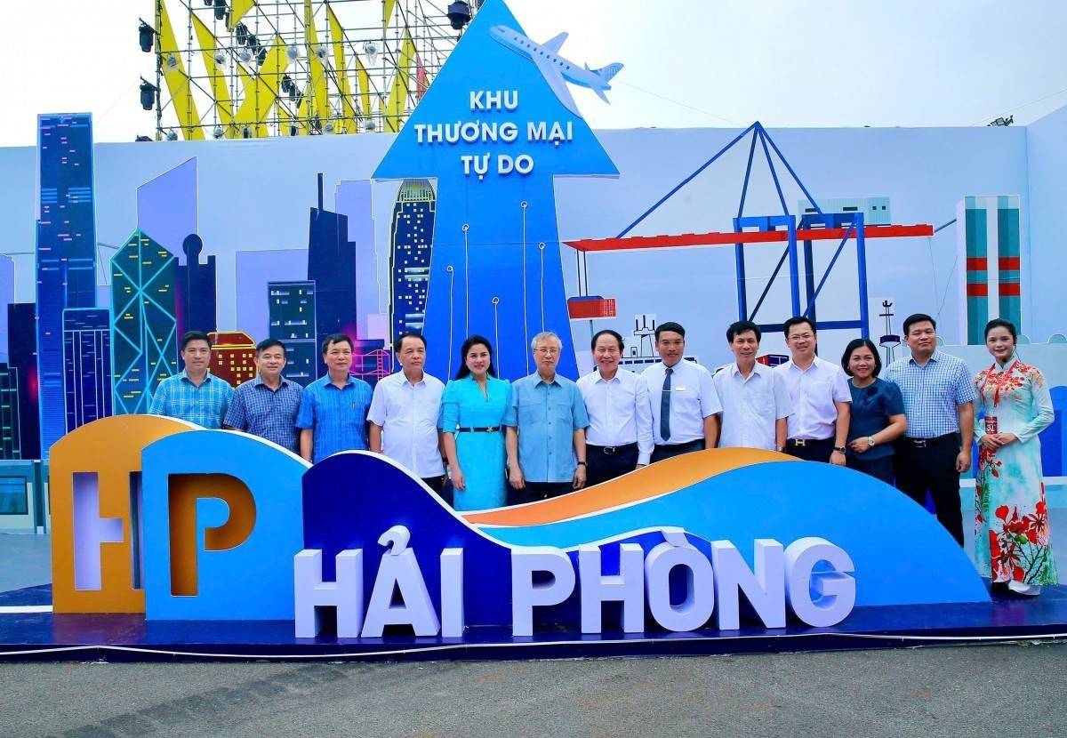 Hải Phòng đón đồng chí Trần Quốc Vượng tham quan khu trưng bày tại Triển lãm thành tựu Đất nước