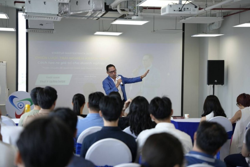 TS. Lý Quí Trung chia sẻ chiến lược trải nghiệm khách hàng – Cách tạo ra giá trị cho doanh nghiệp tại Startup MasterTrack 2025.JPG