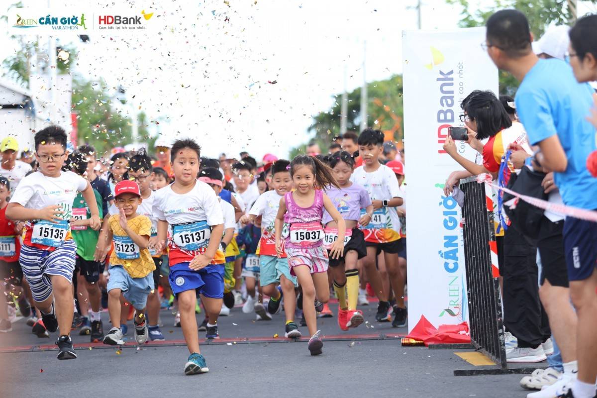 Các Runners “nhí” hào hứng bứt tốc ngay khi tiếng cói xuất phát cất lên Các Runners “nhí” hào hứng bứt tốc ngay khi tiếng cói xuất phát cất lên