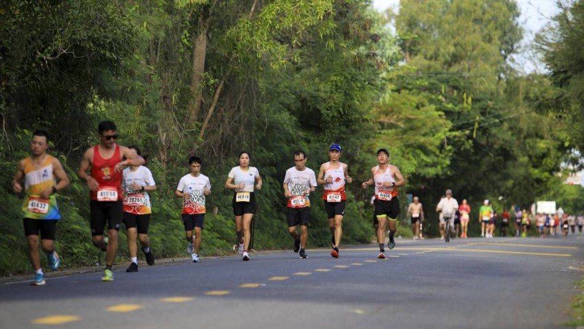 Những bước chạy nhịp nhàng giữa rừng ngập mặn, lan tỏa năng lượng xanh phấn khởi Những bước chạy nhịp nhàng giữa rừng ngập mặn, lan tỏa năng lượng xanh phấn khởi