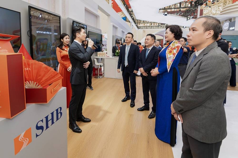 Phó chủ tịch HĐQT Đỗ Quang Vinh tự hào báo cáo các lãnh đạo NHNN hành trình hơn 32 năm SHB kiên tâm đồng hành cùng sự nghiệp phát triển của Đất nước.