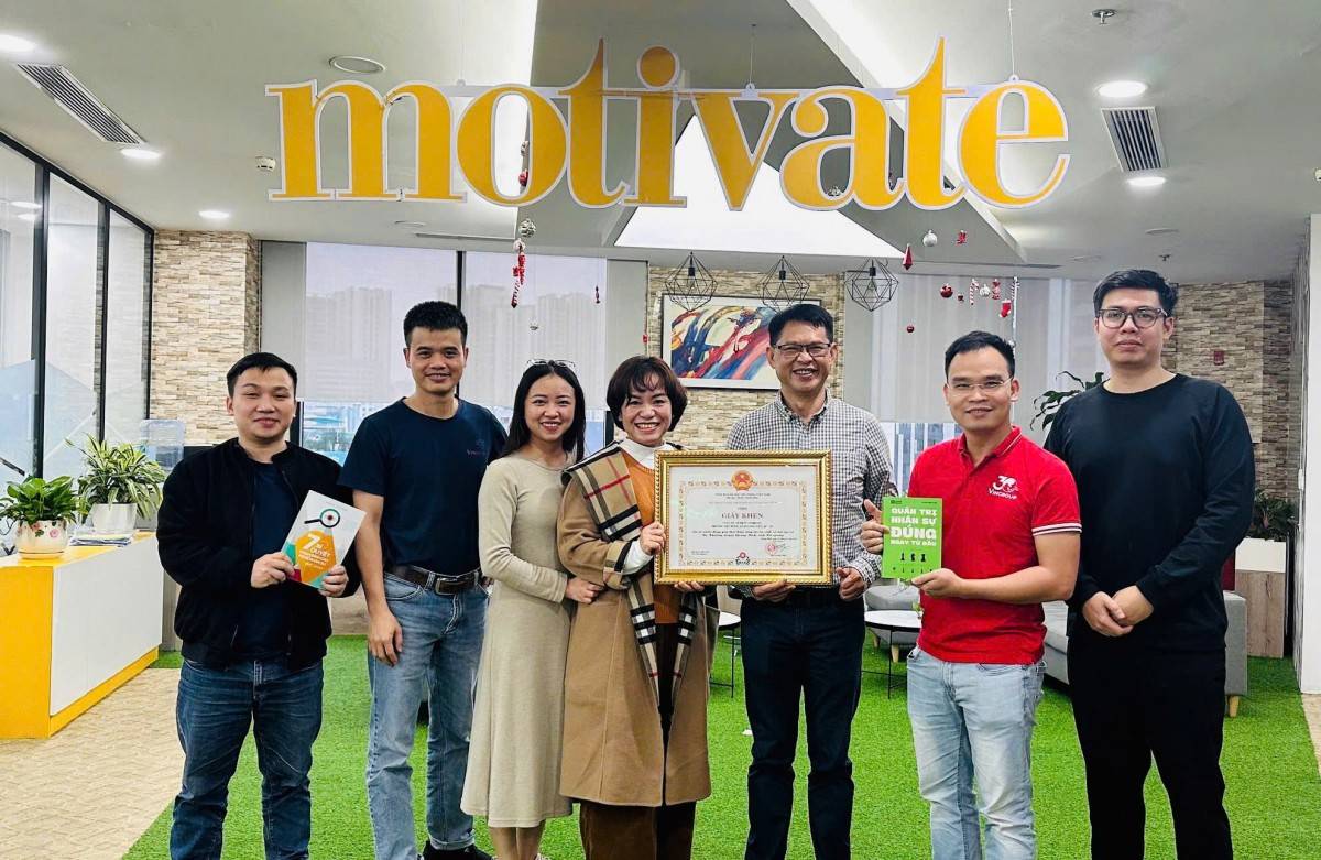 Chuyên gia Hồng Duyên và Phó Chủ tịch System Software của Nvidia, Steve Trương, cùng đội ngũ ghi nhận sự đóng góp trách nhiệm xã hội, yếu tố giúp thu hút Gen Z bằng giá trị công việc, sống có ý nghĩa và trách nhiệm.