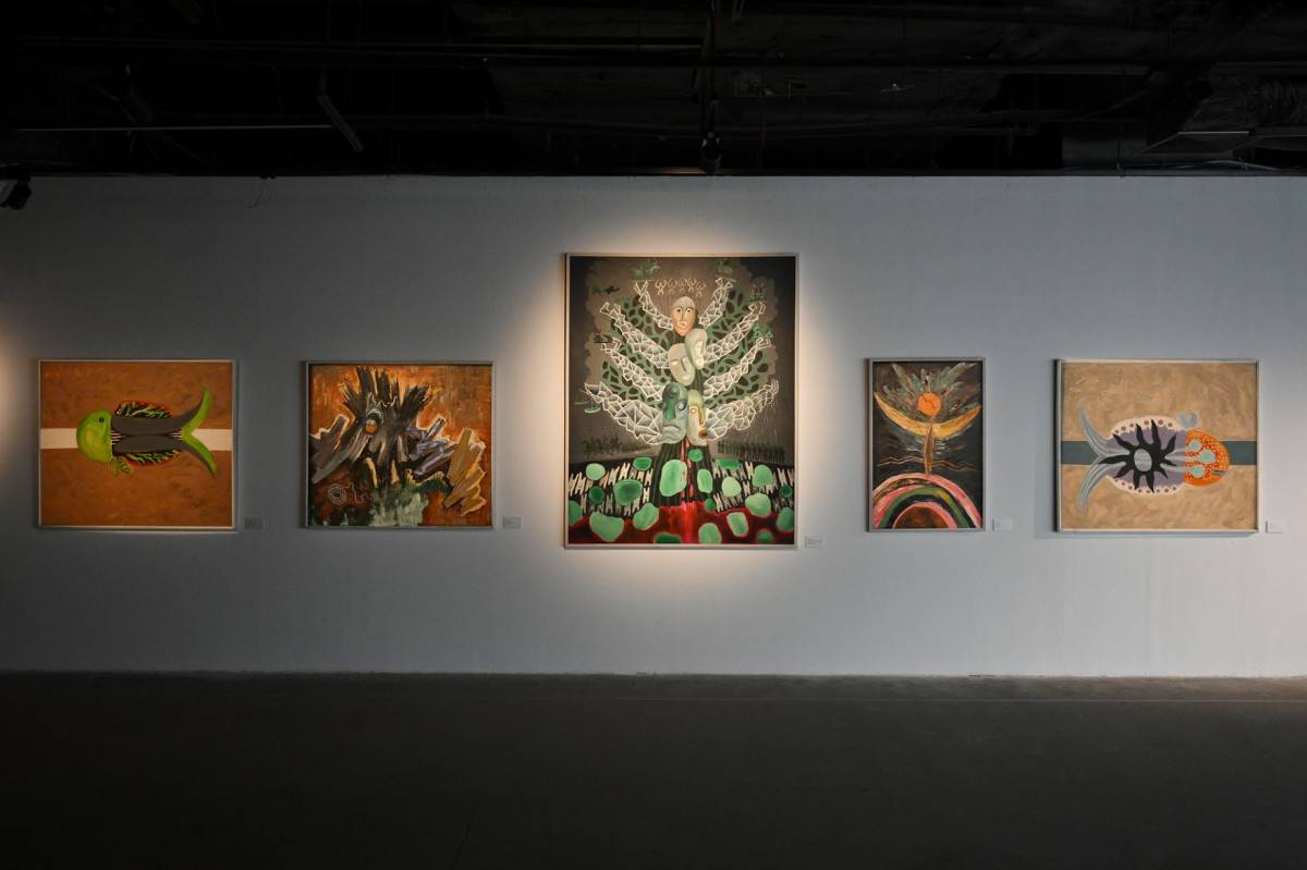 Hoạ sĩ Nguyễn Bích Trâm - vợ hoạ sĩ Đào Minh Tri chuyển lời của hoạ sĩ: “Chúng tối rất trân trọng việc VCCA tổ chức triển lãm này của chúng tôi để hướng tới sự kiện kỷ niệm 100 năm Trường Đại học Mỹ thuật Việt Nam.”