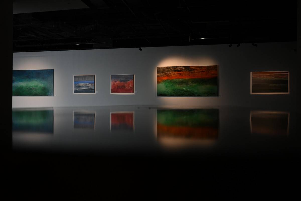 Theo họa sĩ Ca Lê Thắng: “Đây là một triển lãm đặc biệt đối với cả ba chúng tôi, như một cơ hội để nhìn lại và đối thoại cùng đồng nghiệp và công chúng.”