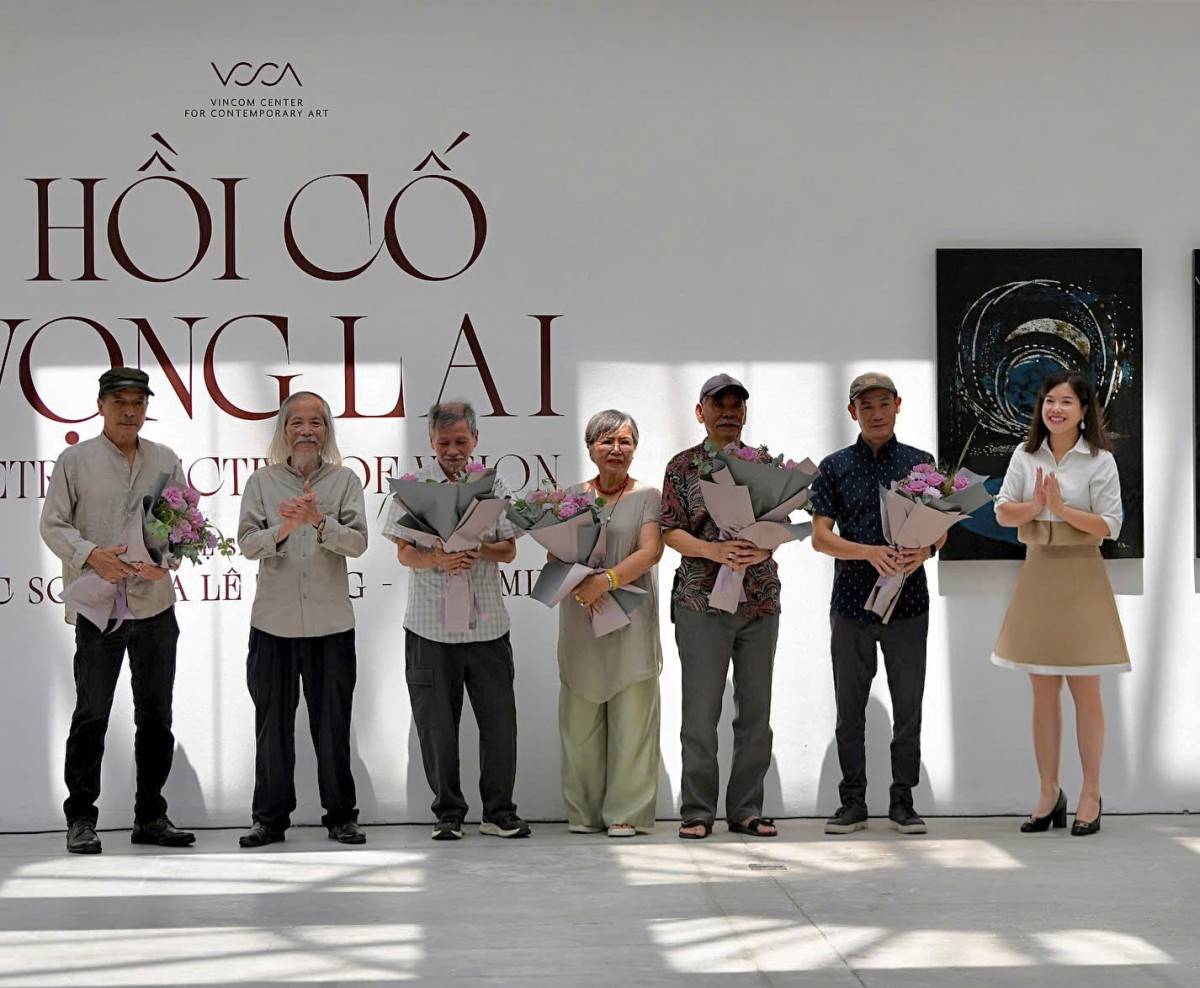 Giám đốc VCCA và Chủ tịch Hội Mỹ thuật Việt Nam tặng hoa cảm ơn các hoạ sĩ, giám tuyển của Triển lãm