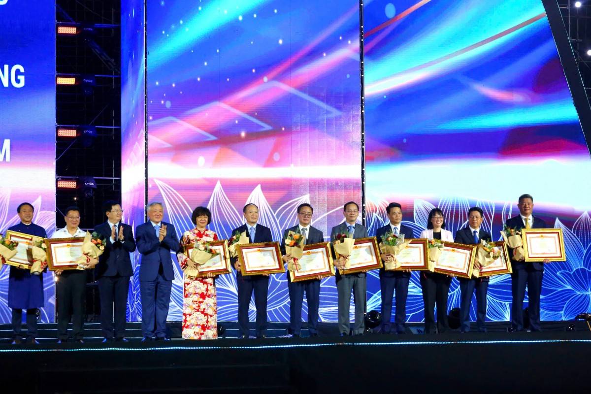 Chủ tịch UBND thành phố Lê Ngọc Châu nhận Bằng khen của Thủ tướng Chính phủ.