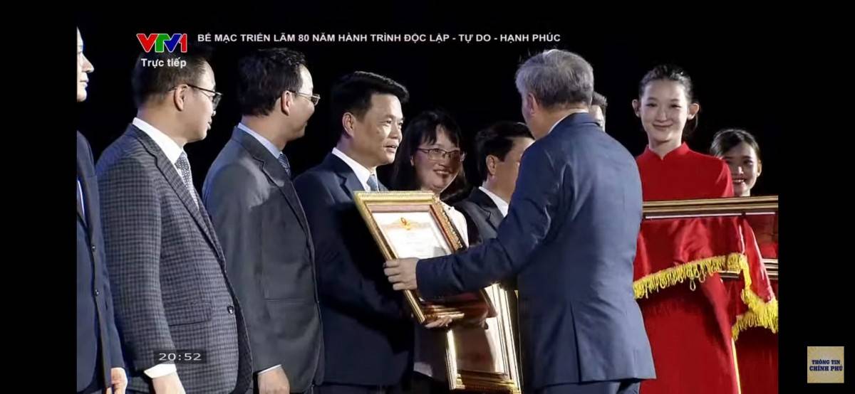 Chủ tịch tUBND thành phố Lê Ngọc Châu nhận Bằng khen của Thủ tướng Chính phủ.