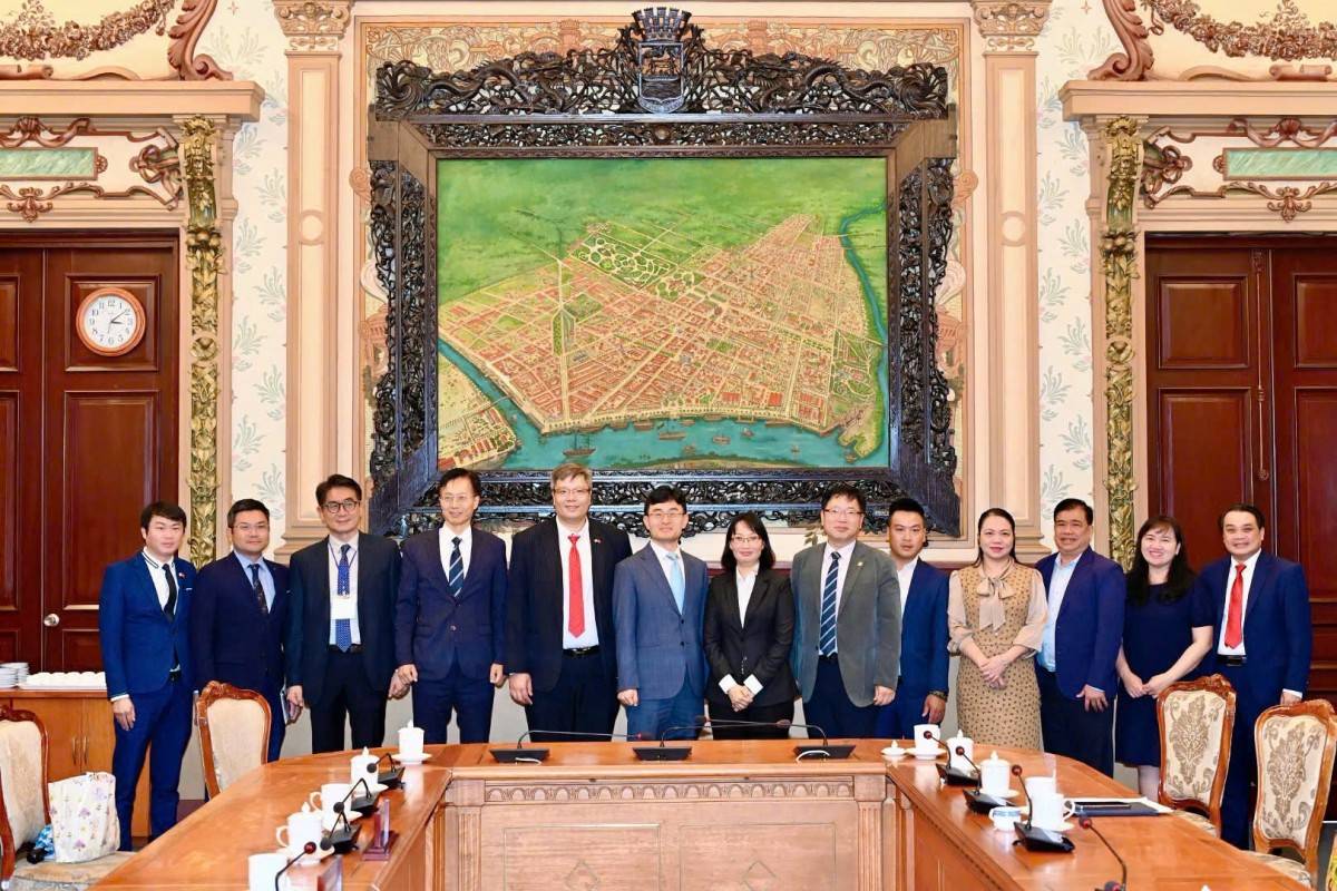 Đoàn chụp ảnh kỷ niệm với Phó Chủ tịch UBND TP. Hồ Chí Minh Trần Thị Diệu Thúy sau buổi làm việc.