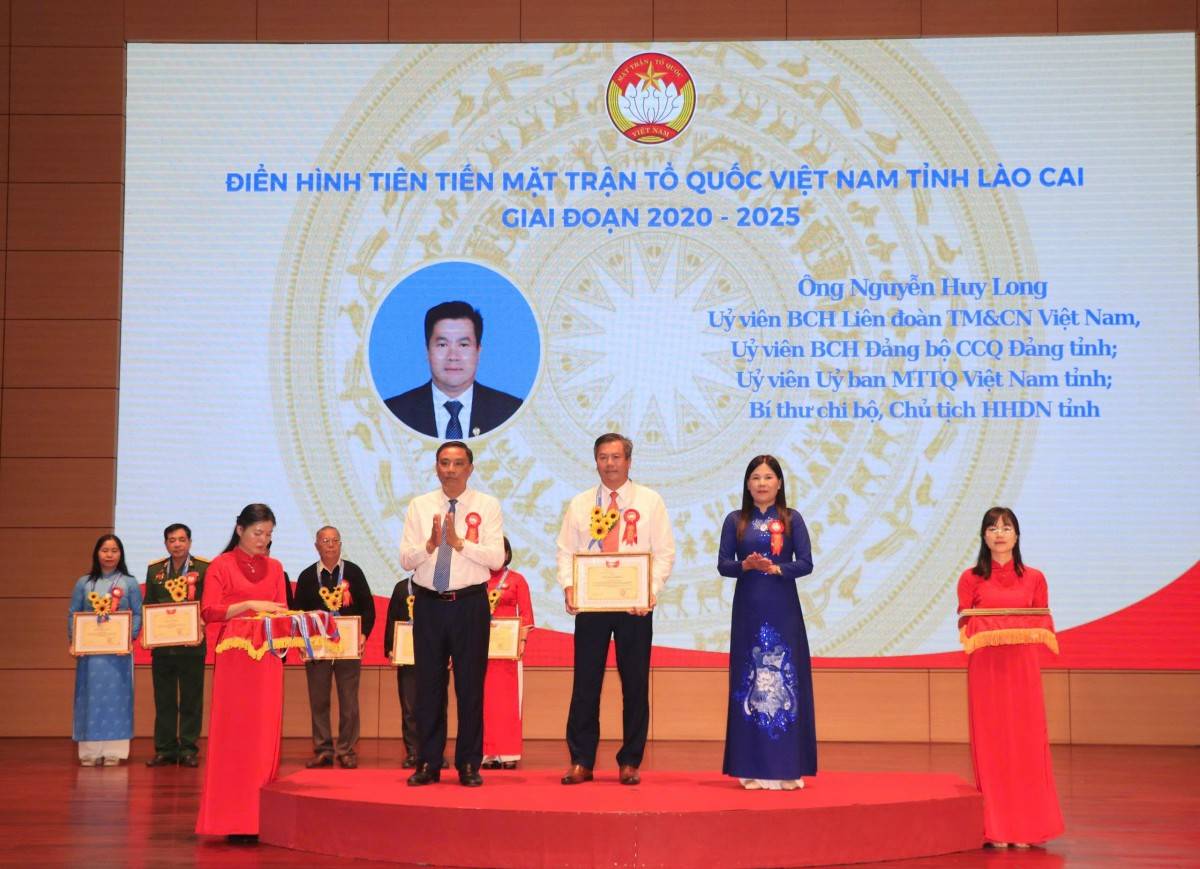 Chủ tịch Hiệp hội Doanh nghiệp tỉnh Lào Cai nhận Bằng khen tại Hội nghị điển hình tiên tiến MTTQ tỉnh