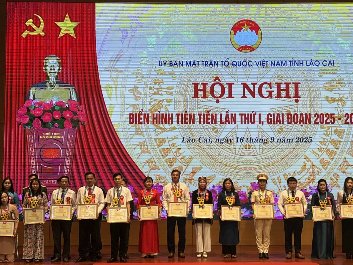 Chủ tịch Hiệp hội Doanh nghiệp tỉnh Lào Cai nhận Bằng khen tại Hội nghị điển hình tiên tiến MTTQ tỉnh