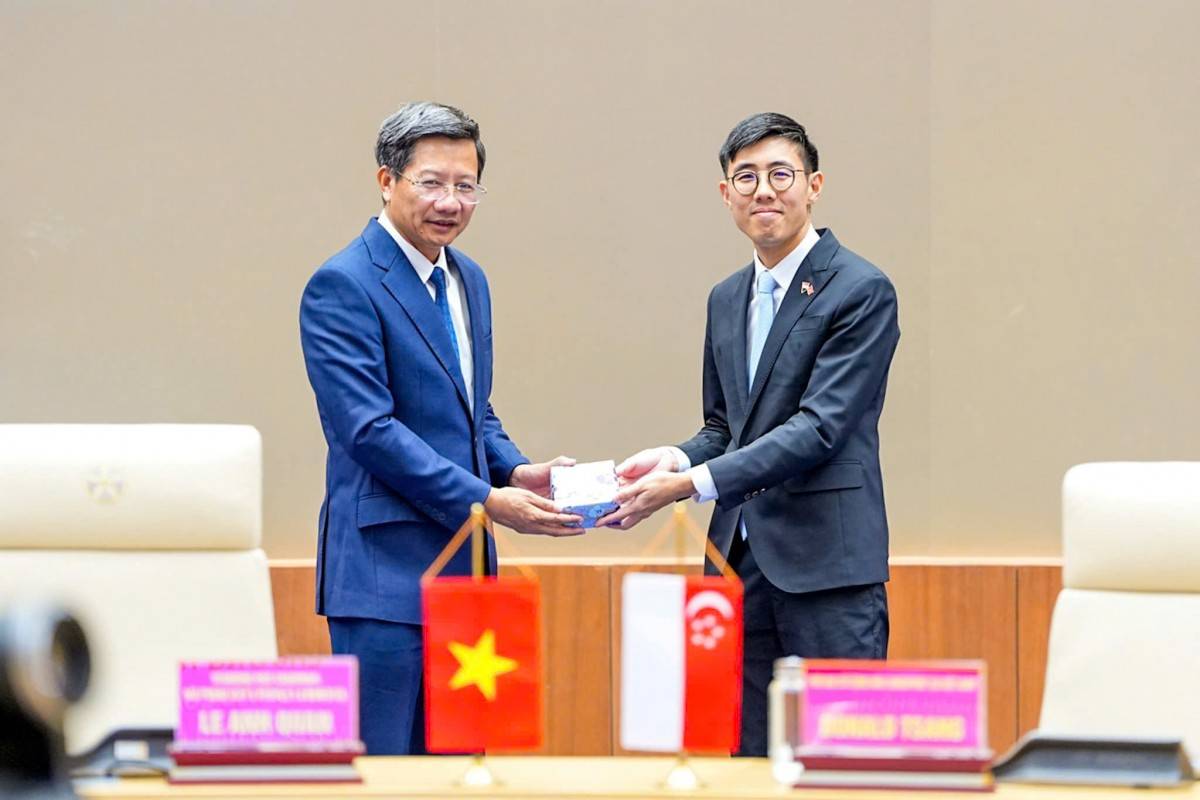 Phó Chủ tịch Thường trực UBND thành phố Lê Anh Quân và Phó Đại sứ Singapore tại Việt Nam Donald Tsang trao quà lưu niệm.