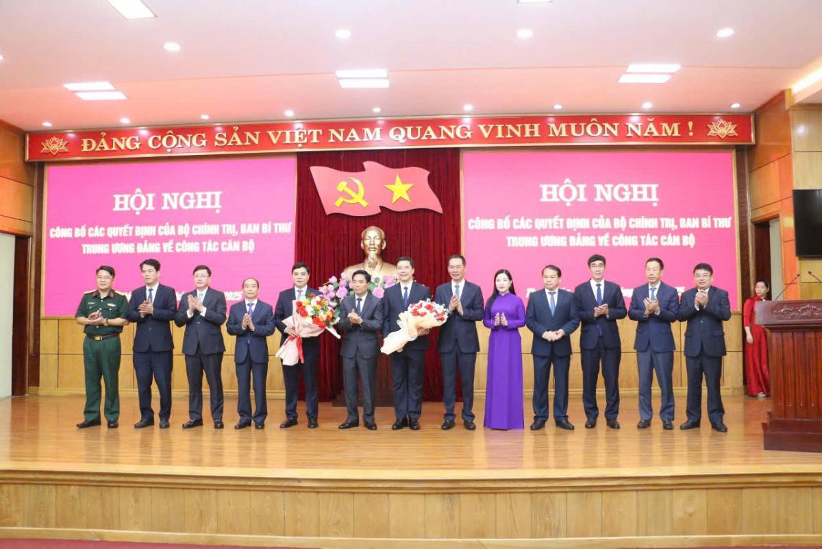 Các đồng chí lãnh đạo tỉnh Thanh Hóa tặng hoa chúc mừng đồng chí Nguyễn Hoài Anh và đồng chí Nguyễn Hồng Phong.