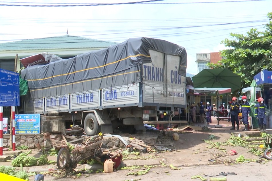 Quảng Trị: Xe tải mất phanh gây tai nạn đặc biệt nghiêm trọng ở Lao Bảo