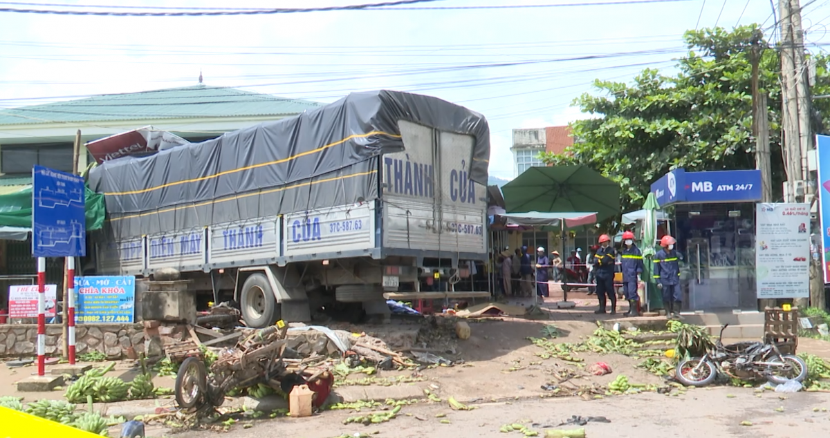 Quảng Trị: Xe tải mất phanh gây tai nạn đặc biệt nghiêm trọng ở Lao Bảo