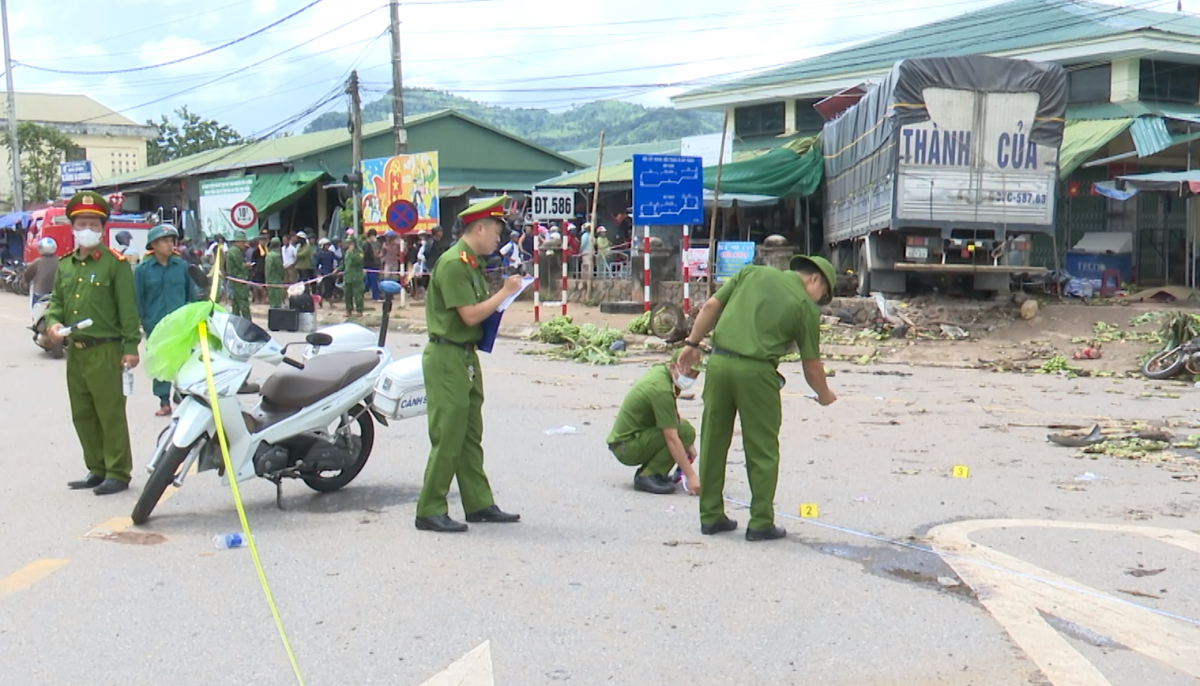 Quảng Trị: Xe tải mất phanh gây tai nạn đặc biệt nghiêm trọng ở Lao Bảo