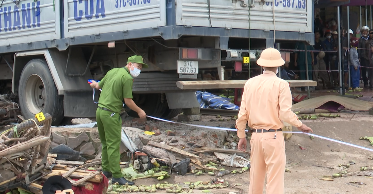 Quảng Trị: Xe tải mất phanh gây tai nạn đặc biệt nghiêm trọng ở Lao Bảo