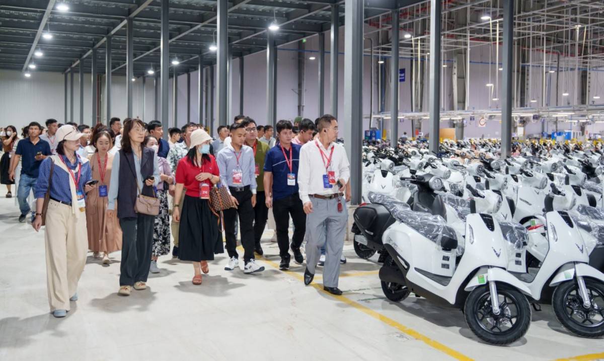 Đại diện nhà phân phối thăm nhà máy sản xuất xe máy điện VinFast tại Hải Phòng hôm 15/09.