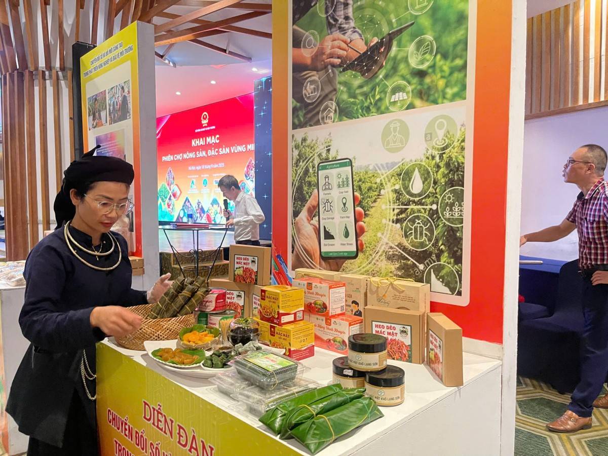 Phiên chợ nông sản, đặc sản vùng miền 2025 thu hút 60 gian hàng trên diện tích 1.000m²