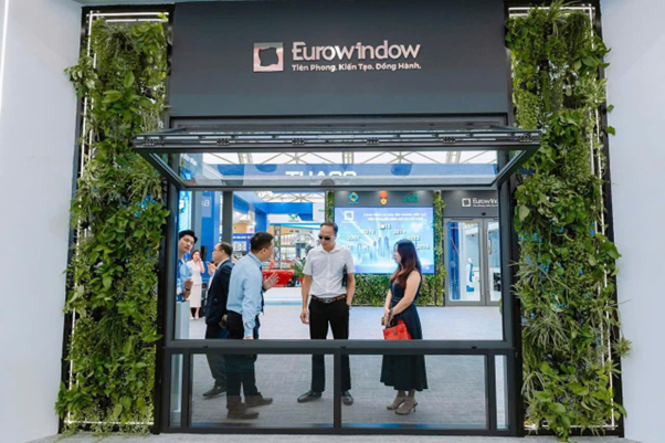  Cửa gấp trượt dọc tự động là một trong những sản phẩm ứng dụng công nghệ 4.0 được Eurowindow giới thiệu tại Triển lãm Thành tựu đất nước