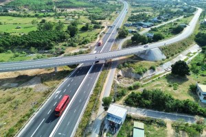 Từ 18/9, phân luồng mới cho xe tải và xe khách trên cao tốc Bắc - Nam