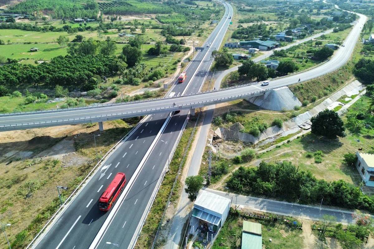 Từ 18/9, phân luồng mới cho xe tải và xe khách trên cao tốc Bắc - Nam