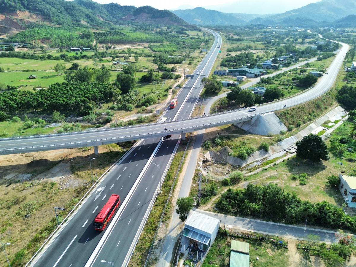 Từ 18/9, phân luồng mới cho xe tải và xe khách trên cao tốc Bắc - Nam