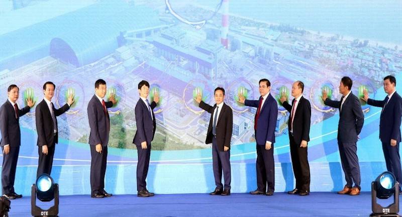 Lãnh đạo tỉnh Hà Tĩnh, VAPCO cùng các đại biểu thực hiện nghi thức khánh thành Tổ máy số 1, Nhà máy Nhiệt điện Vũng Áng II