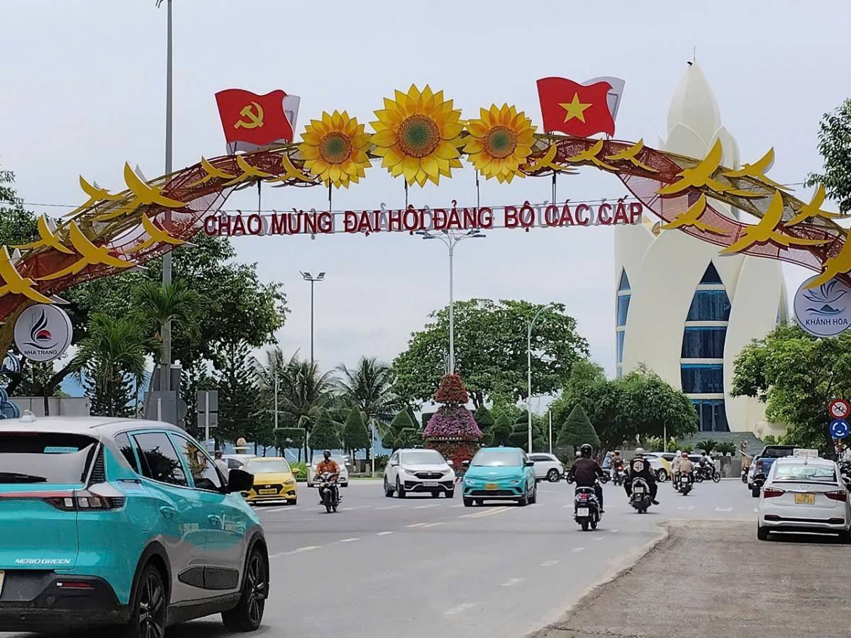 Khánh Hòa: Cờ Đảng, cờ Tổ quốc tung bay rực rỡ chào đón Đại hội Đảng