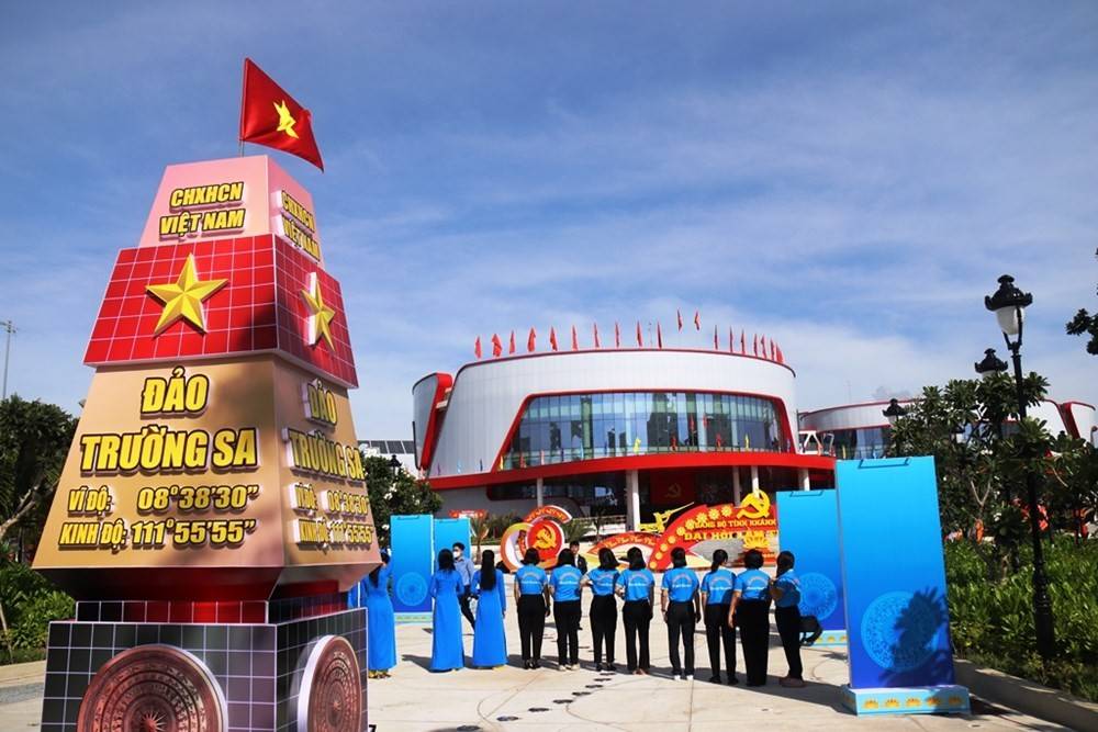 Khánh Hòa: Cờ Đảng, cờ Tổ quốc tung bay rực rỡ chào đón Đại hội Đảng