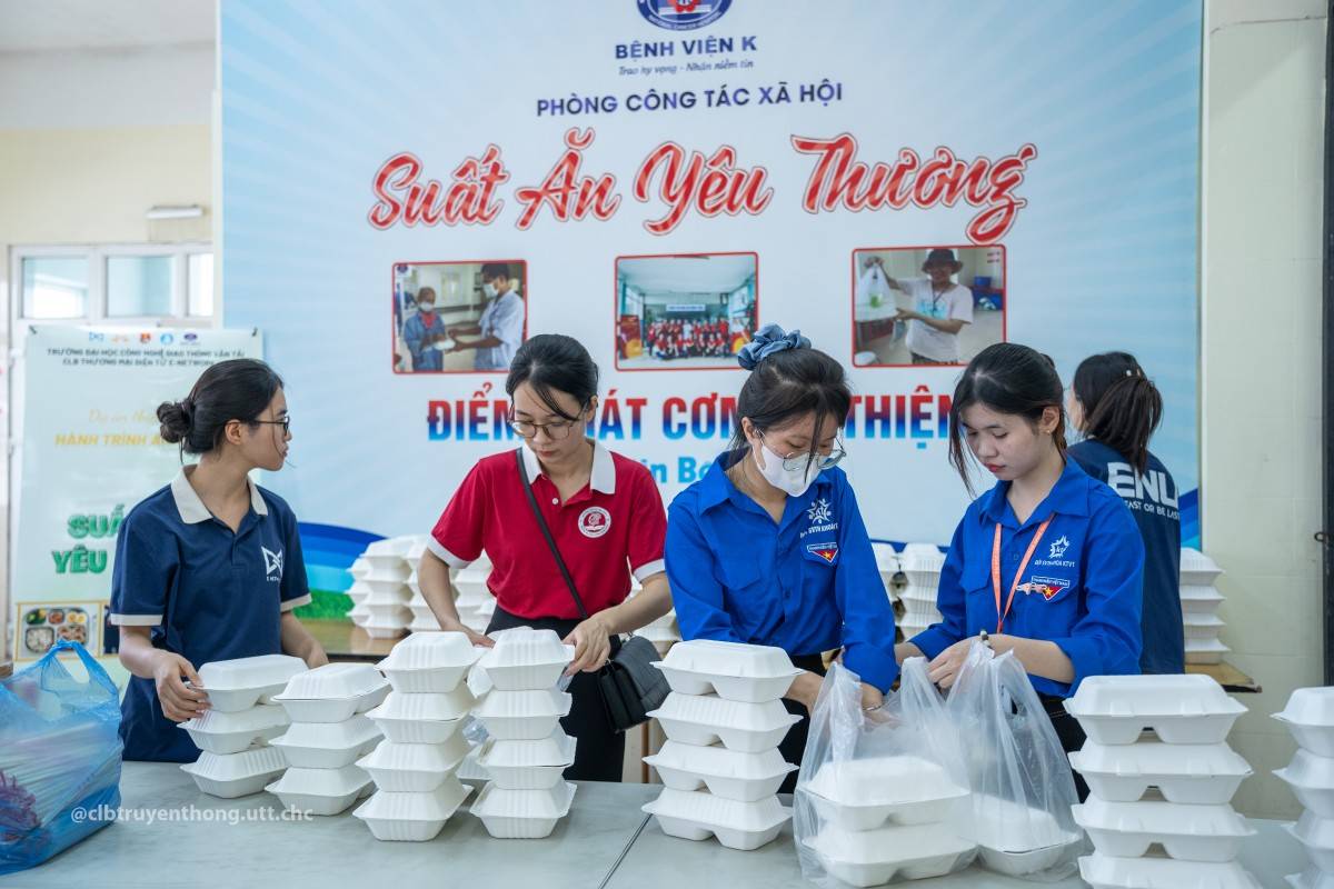 Chương trình thiện nguyện “Suất ăn yêu thương” do CLB Thương mại điện tử trường Đại học Công nghệ GTVT phối hợp cùng Đoàn Thanh niên tổ chức.