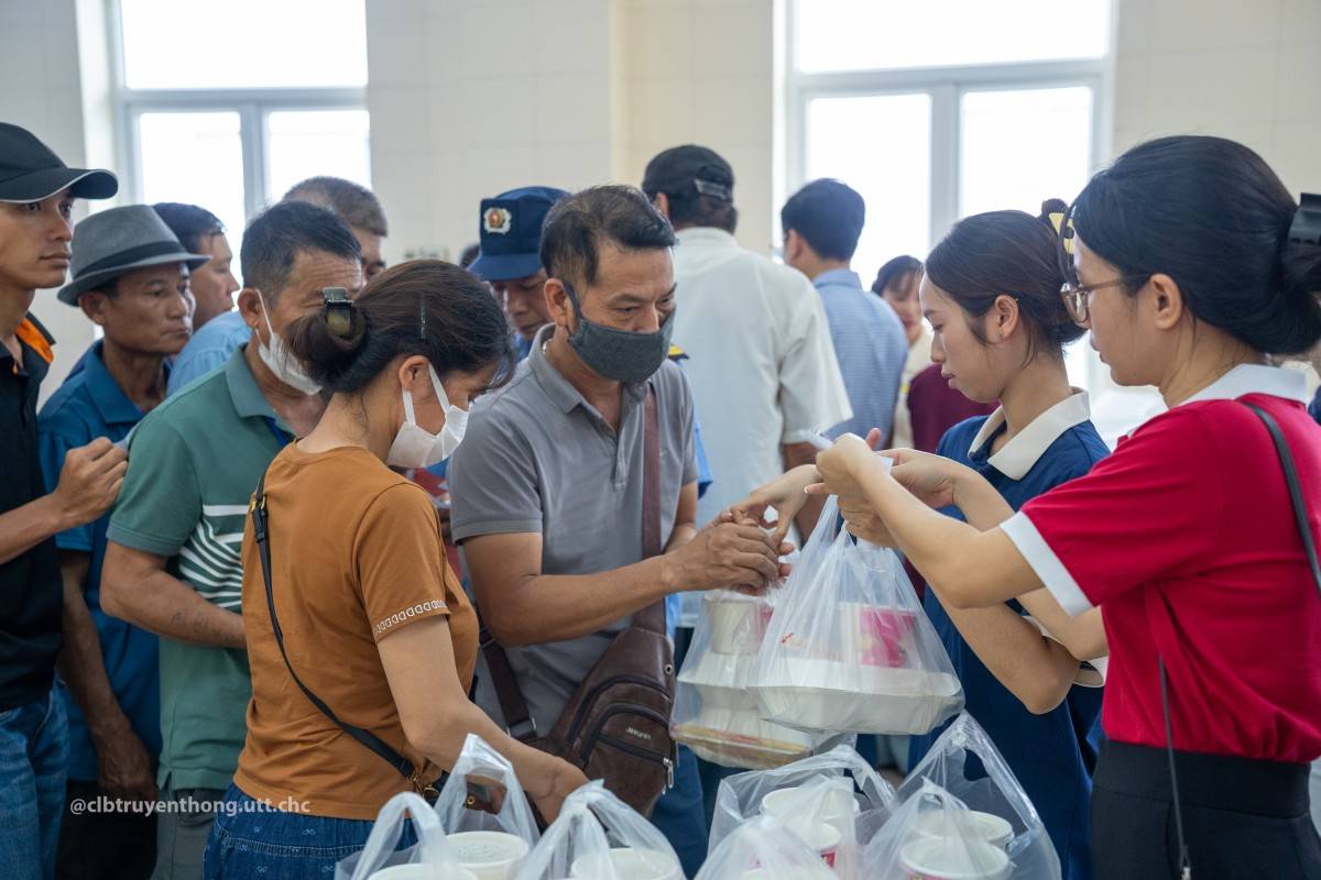 577 suất cơm yêu thương tiếp sức bệnh nhân ung thư tại Bệnh viện K từ thày và trò trường ĐH Công nghệ Giao thông vận tải