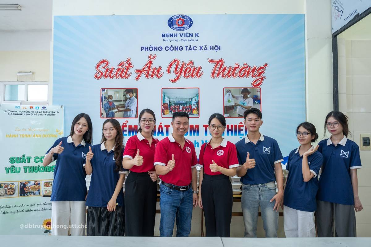 577 suất ăn nghĩa tình từ thầy trò Đại học GTVT được trao tặng tại Bệnh viện K Tân Triều, lan tỏa tinh thần sẻ chia và trách nhiệm cộng đồng.