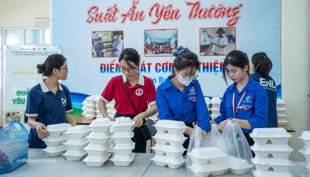 577 suất ăn yêu thương sưởi ấm bệnh nhân ung thư từ thầy và trò