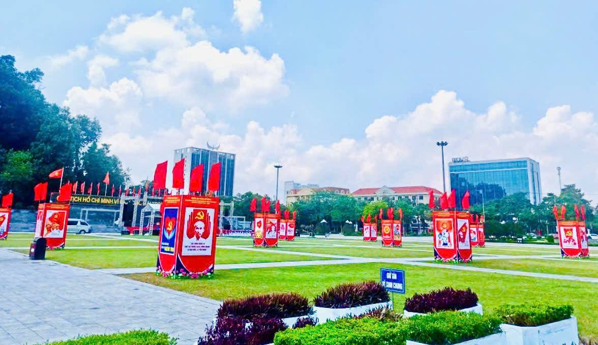 Rực rỡ cờ hoa, pano cổ động chào mừng Đại hội Đảng bộ tỉnh Tuyên Quang lần thứ I