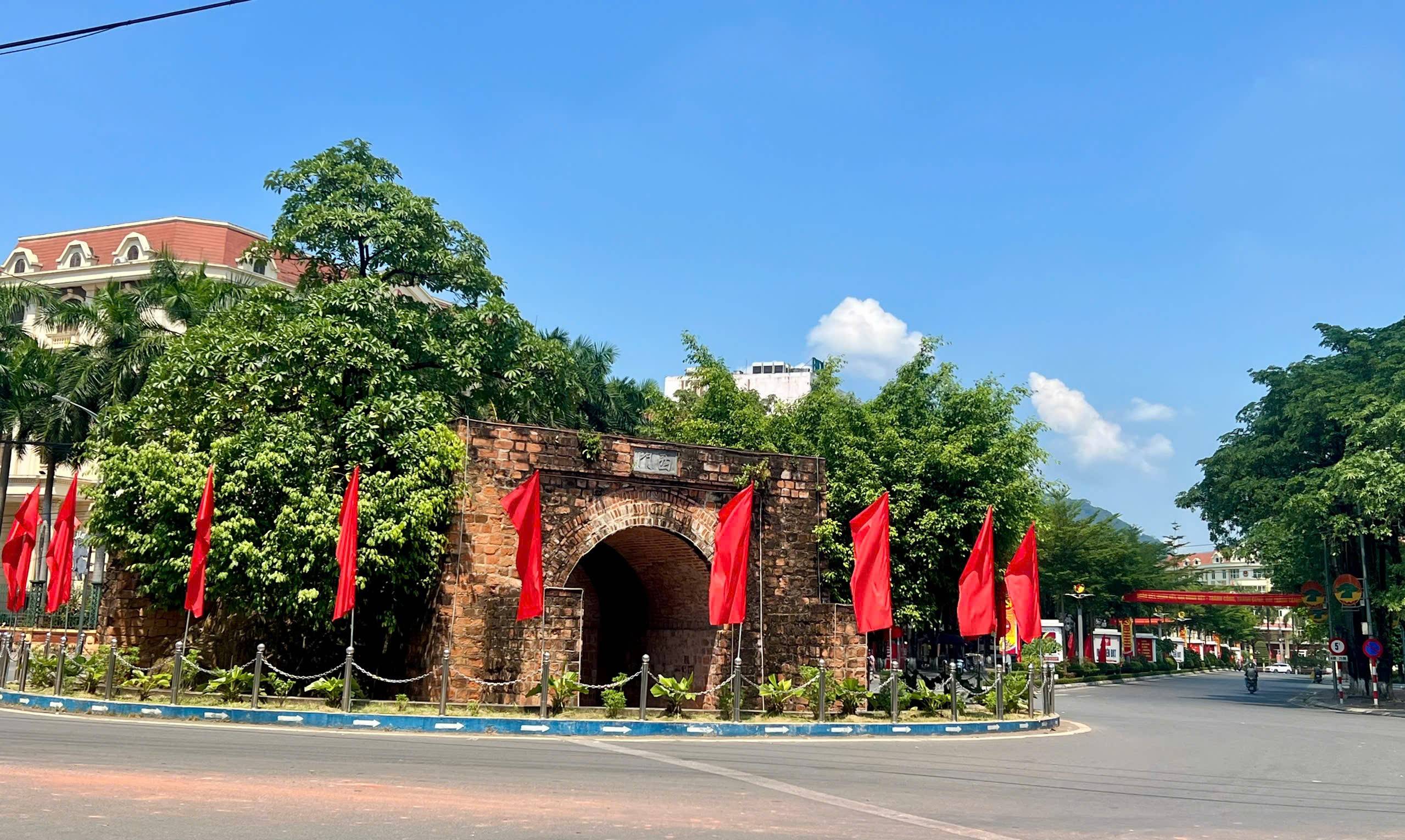 Rực rỡ cờ hoa, pano cổ động chào mừng Đại hội Đảng bộ tỉnh Tuyên Quang lần thứ I