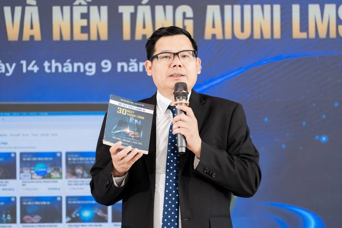 Chuyên gia AI Nguyễn Đức Long, đồng tác giả “Sổ tay thực hành AI” chia sẻ cách thực hành với GENAI trong buổi lễ ra mắt cuốn sách