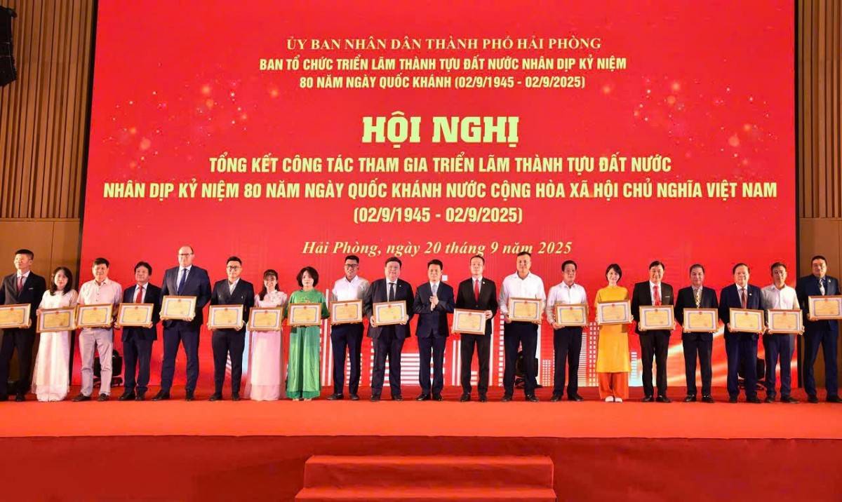 Tại Hội nghị tổng kết, UBND thành phố đã tặng Bằng khen cho 05 tập thể, 26 cá nhân cùng 100 doanh nghiệp có thành tích xuất sắc trong quá trình tham gia Triển lãm; trao Giải thưởng “Gian hàng tiêu biểu” cho 25 doanh nghiệp.