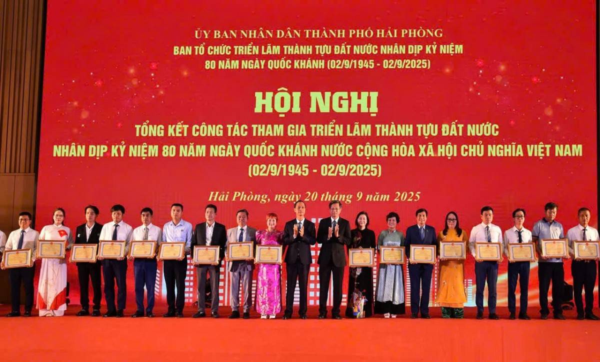Tại Hội nghị tổng kết, UBND thành phố đã tặng Bằng khen cho 05 tập thể, 26 cá nhân cùng 100 doanh nghiệp có thành tích xuất sắc trong quá trình tham gia Triển lãm; trao Giải thưởng “Gian hàng tiêu biểu” cho 25 doanh nghiệp.