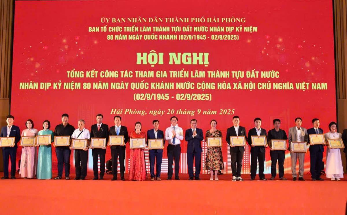 Tại Hội nghị tổng kết, UBND thành phố đã tặng Bằng khen cho 05 tập thể, 26 cá nhân cùng 100 doanh nghiệp có thành tích xuất sắc trong quá trình tham gia Triển lãm; trao Giải thưởng “Gian hàng tiêu biểu” cho 25 doanh nghiệp.