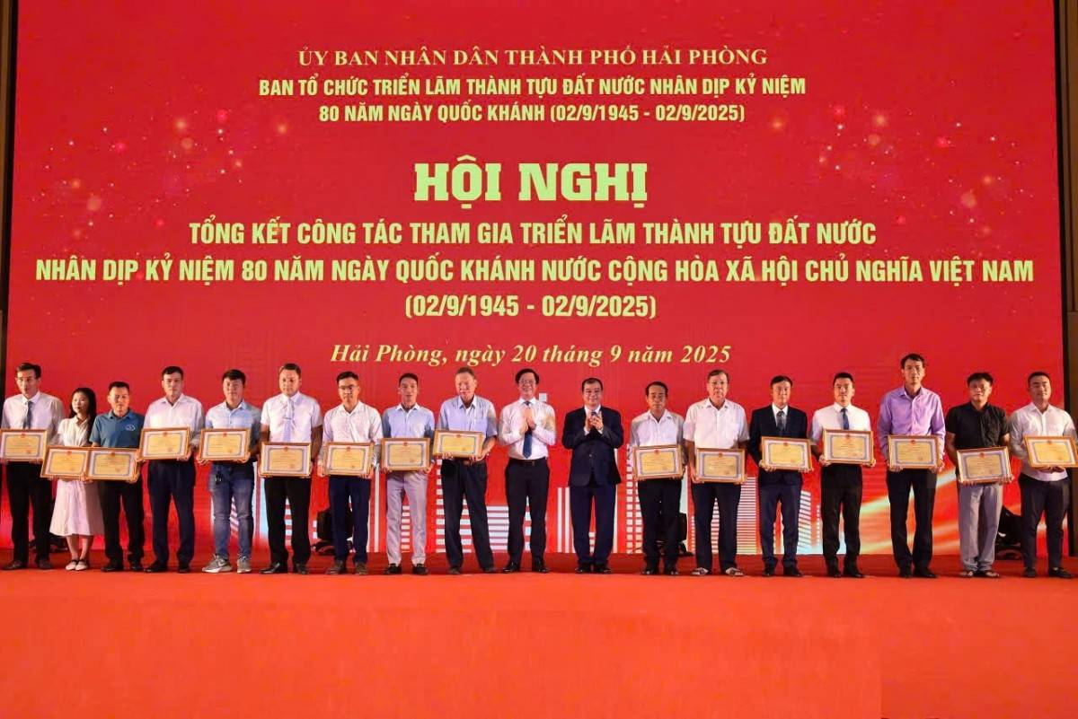 Tại Hội nghị tổng kết, UBND thành phố đã tặng Bằng khen cho 05 tập thể, 26 cá nhân cùng 100 doanh nghiệp có thành tích xuất sắc trong quá trình tham gia Triển lãm; trao Giải thưởng “Gian hàng tiêu biểu” cho 25 doanh nghiệp.