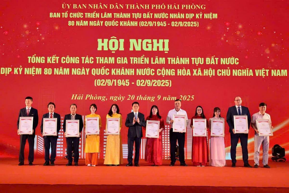Tại Hội nghị tổng kết, UBND thành phố đã tặng Bằng khen cho 05 tập thể, 26 cá nhân cùng 100 doanh nghiệp có thành tích xuất sắc trong quá trình tham gia Triển lãm; trao Giải thưởng “Gian hàng tiêu biểu” cho 25 doanh nghiệp.