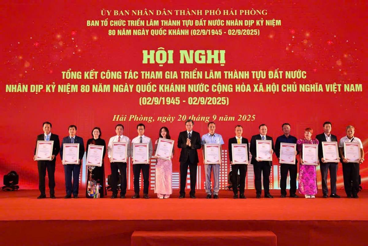 Tại Hội nghị tổng kết, UBND thành phố đã tặng Bằng khen cho 05 tập thể, 26 cá nhân cùng 100 doanh nghiệp có thành tích xuất sắc trong quá trình tham gia Triển lãm; trao Giải thưởng “Gian hàng tiêu biểu” cho 25 doanh nghiệp.