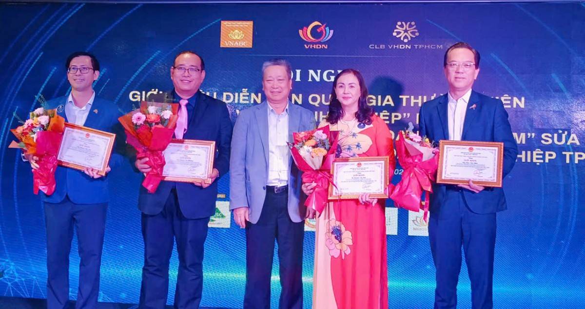 Chủ tịch HH PTVHDN VN tặng Giấy khen thành viên Ban chấp hành CLB VHDN TP đã có nhiều đóng góp xuất sắc trong nhiệm kỳ 2020-2025